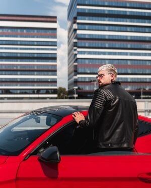 Męska kurtka skórzana w kolorze czarnym z pikowanymi detalami na ramionach i klasycznym krojem