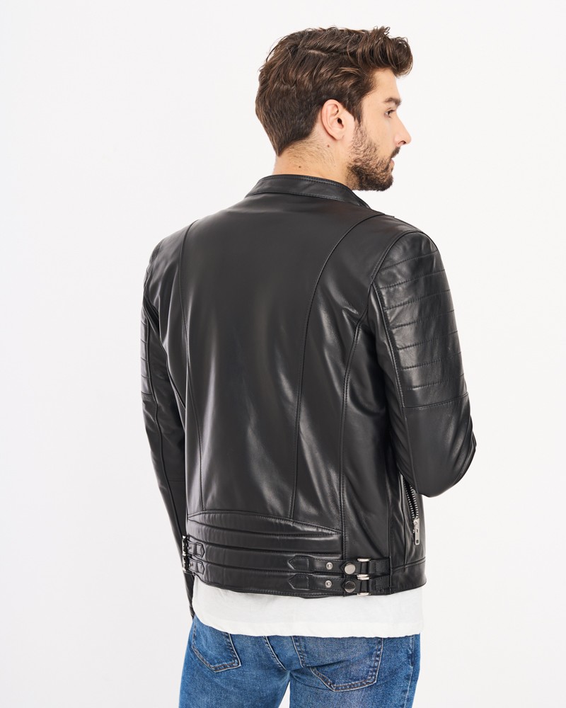 Męska kurtka skórzana w kolorze czarnym z przeszyciami na rękawach i regulowanym paskiem na plecach