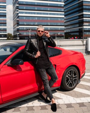 Męska kurtka skórzana w kolorze czarnym z zamkiem, ozdobnymi przeszyciami i dopasowanym krojem