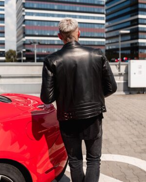 męska kurtka skórzana w kolorze czarnym z ozdobnymi guzikami i dopasowanym krojem