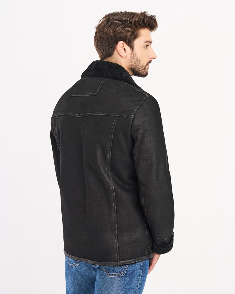 Czarny kożuch męski z miękkim kołnierzem i wykończeniem w stylu vintage, idealny na zimowe dni