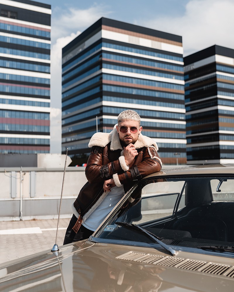 Kożuch męski w brązowym kolorze z futrzanym kołnierzem i paskiem, idealny na zimowe dni