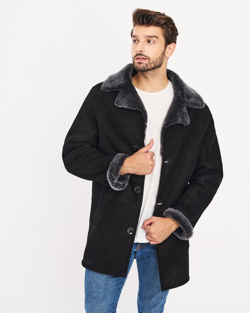 Kożuch męski w kolorze czarnym z szarym futrzanym kołnierzem i rękawami, zapinany na guziki