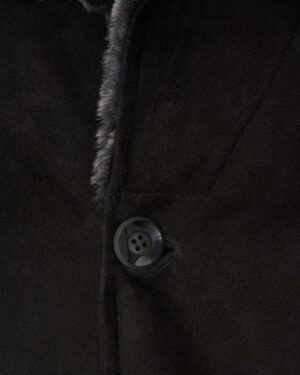 Czarny kożuch męski z miękkim futrzanym kołnierzem i eleganckim guzikiem na przodzie