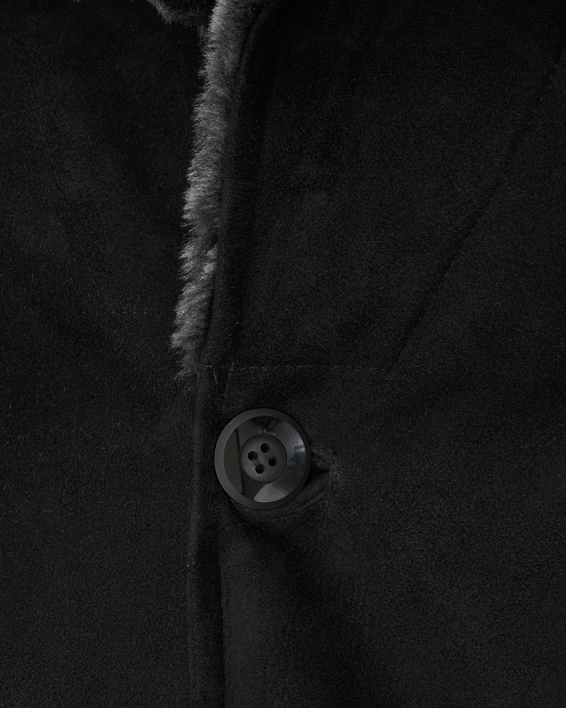 Czarny kożuch męski z miękkim futrzanym kołnierzem i eleganckim guzikiem na przodzie