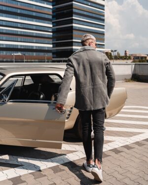 Kożuch męski w szarym kolorze z szerokim kołnierzem, idealny na zimowe dni