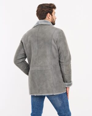 Kożuch męski w szarym kolorze z miękkim kołnierzem i wygodnym krojem na chłodne dni