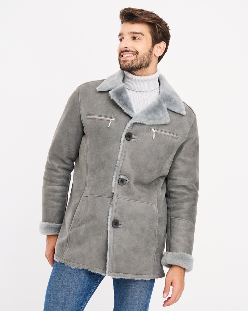 Kożuch męski w szarym kolorze z kołnierzem z futra i zapięciem na guziki