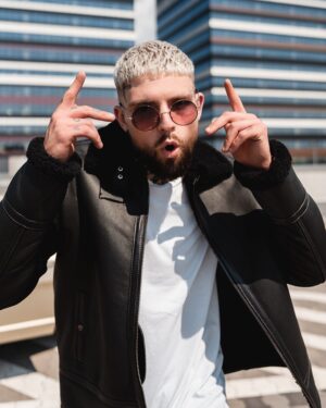 Kożuch męski w czarnym kolorze z futrzanym kołnierzem i zamkiem błyskawicznym