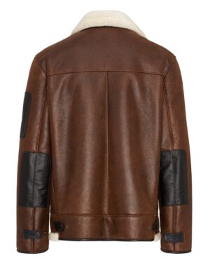 Kożuch męski w brązowym kolorze z kołnierzem z futra i czarnymi skórzanymi wstawkami na rękawach