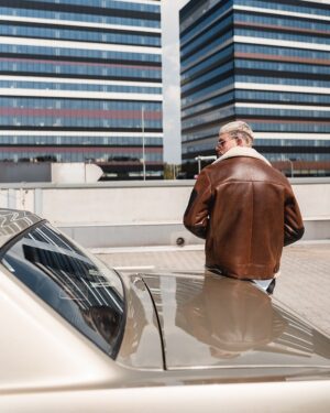 męski kożuch w kolorze brązowym z kołnierzem i kontrastowymi rękawami, idealny na zimowe dni