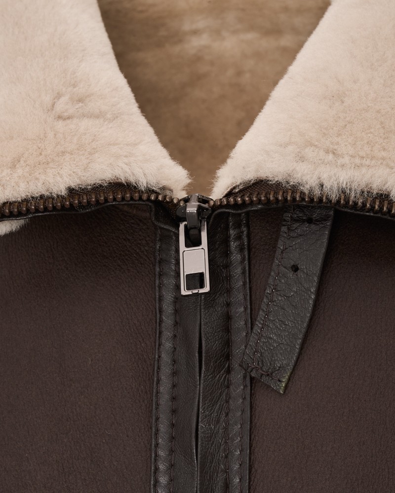 Kożuch męski w ciemnym kolorze z miękkim futrzanym kołnierzem i metalowym zamkiem błyskawicznym