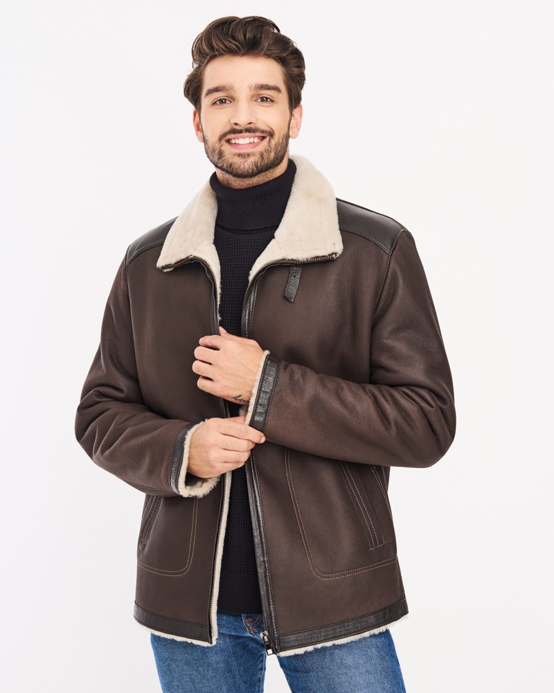 Kożuch męski w kolorze brązowym z futrzanym kołnierzem i eleganckim wykończeniem na rękawach