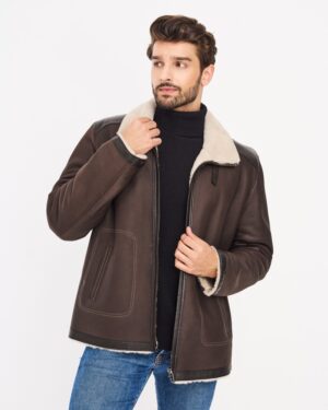 Męski kożuch w kolorze brązowym z futrzanym kołnierzem i zamkiem błyskawicznym
