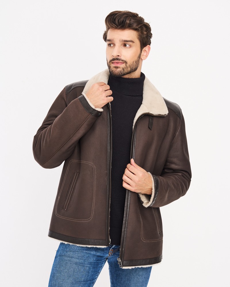 Męski kożuch w kolorze brązowym z futrzanym kołnierzem i zamkiem błyskawicznym