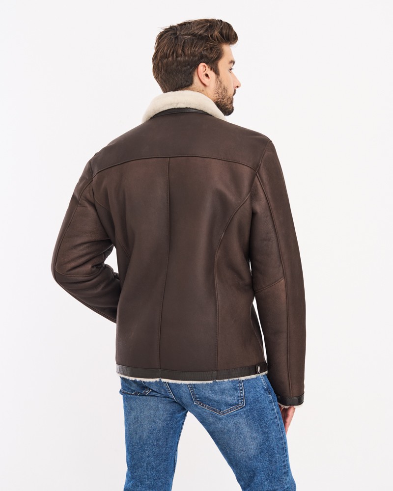 Kożuch męski w kolorze brązowym z futrzanym kołnierzem i dopasowanym krojem