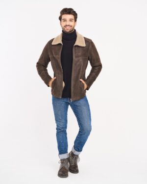 Męski kożuch w kolorze brązowym z miękkim kołnierzem i kieszeniami na bokach