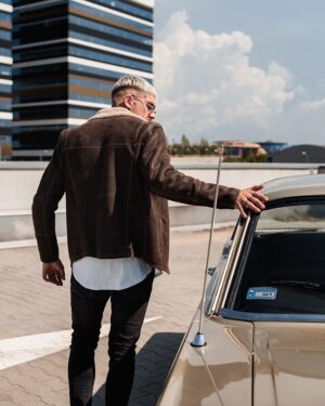 Kożuch męski w kolorze brązowym z kołnierzem i wykończeniem z futra, idealna na zimę