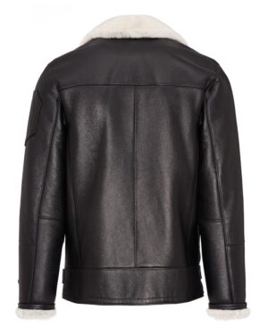 Kożuch męski w kolorze czarnym z białym futrzanym kołnierzem i klasycznym krojem