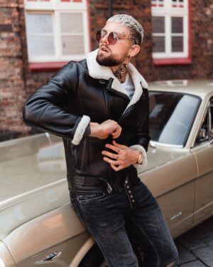 czarny kożuch męski z białym futrzanym kołnierzem i paskiem, idealna na zimowe dni