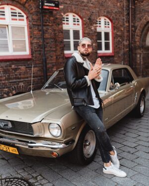 Kożuch męski z białym futrem, czarna, z kołnierzem i zapięciem na zamek, idealna na zimowe dni