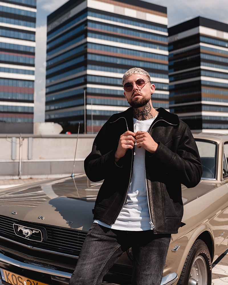 Czarny kożuch męski z zamkiem, klasyczny krój, z miękkim kołnierzem i eleganckim wykończeniem