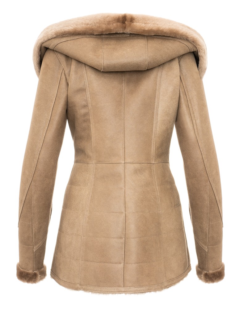 Kożuch damski w jasnym odcieniu z kapturem i futrzanym wykończeniem, dopasowany krój z delikatnymi przeszyciami