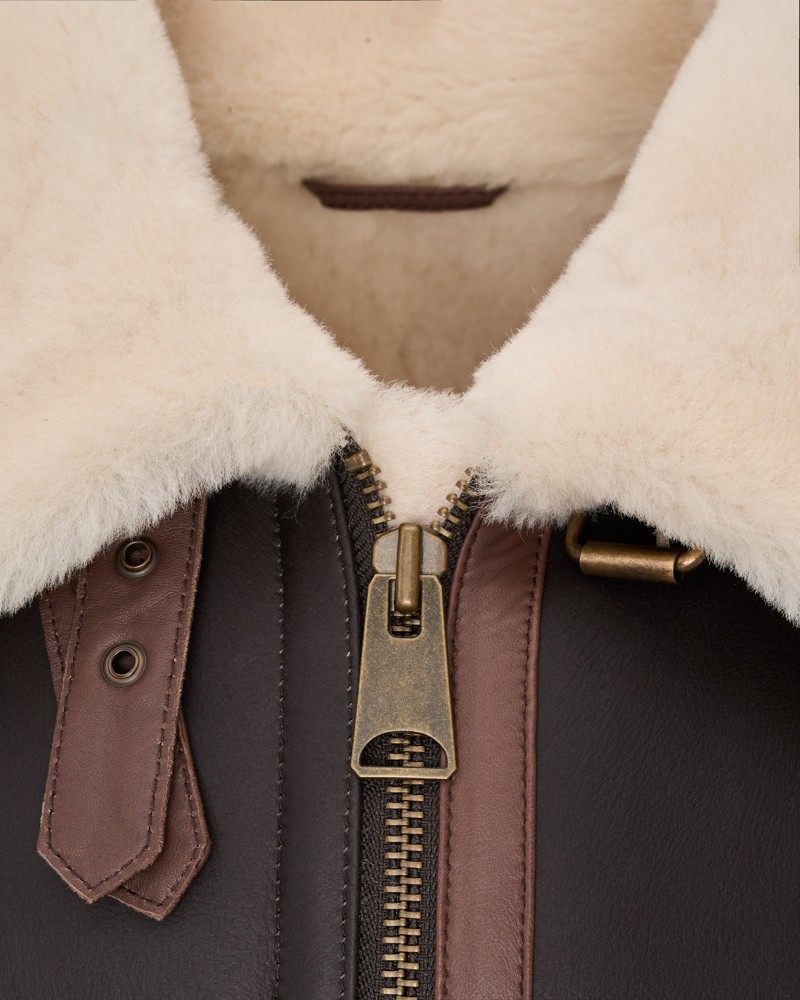 kożuch męski z brązowej skóry, z białym futrzanym kołnierzem i metalowym zamkiem błyskawicznym