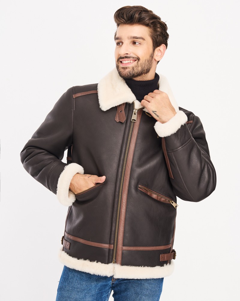 Kożuch męski w brązowym kolorze z futrzanym kołnierzem i ozdobnymi przeszyciami