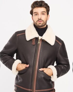 Męski kożuch w kolorze brązowym z jasnym futrem, z kieszeniami i zamkiem błyskawicznym