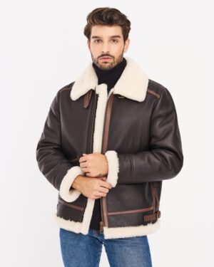 Kożuch męski w ciemnym brązie z białym futrem, zapięcie na zamek i skórzane detale