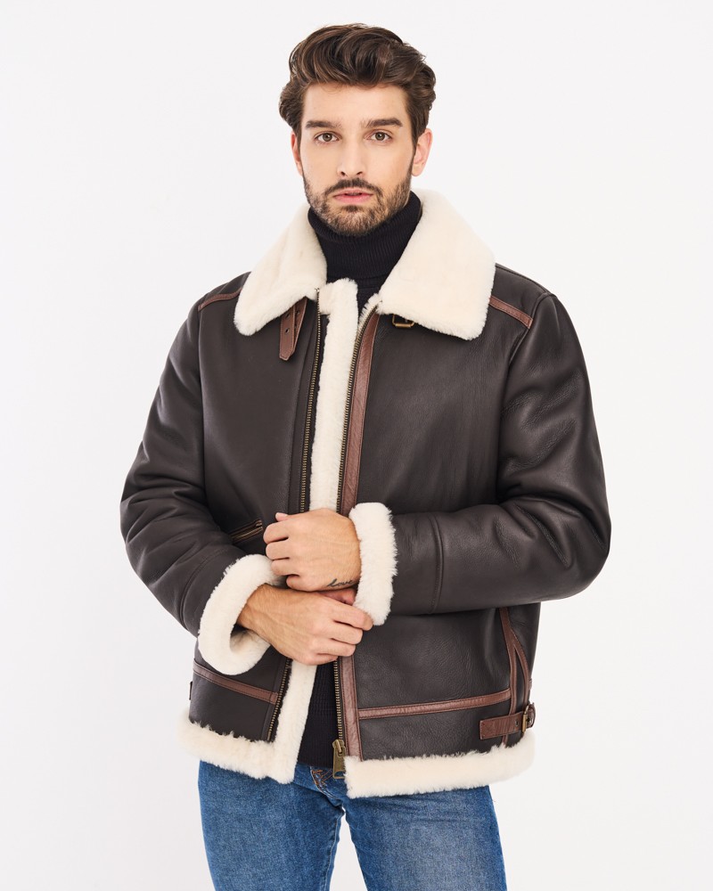 Kożuch męski w ciemnym brązie z białym futrem, zapięcie na zamek i skórzane detale
