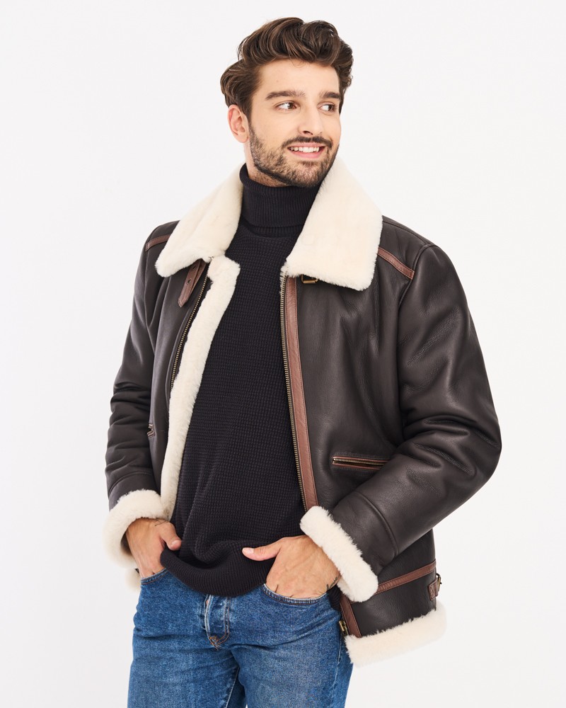 Męski kożuch w kolorze brązowym z białym futrzanym kołnierzem i dodatkowymi zamkami bocznymi