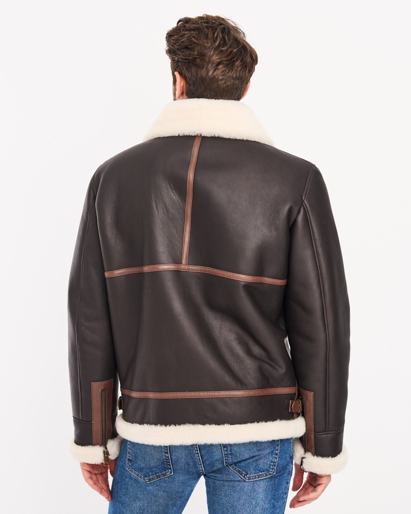 Kożuch męski z białym futrzanym kołnierzem i brązowymi wstawkami