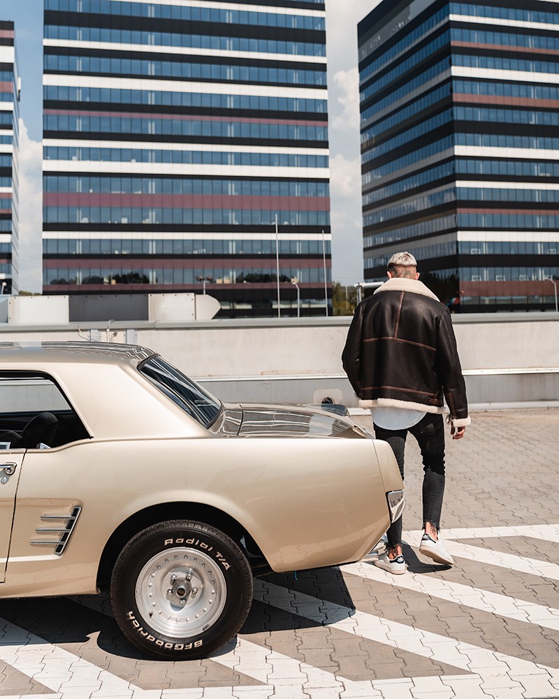 Męski kożuch w kolorze brązowym z białym kołnierzem i prostym krojem, idealny na zimowe dni