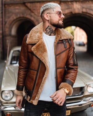 Męski kożuch w brązowym kolorze z futrzanym kołnierzem i zapięciem na zamek, idealny na zimowe dni