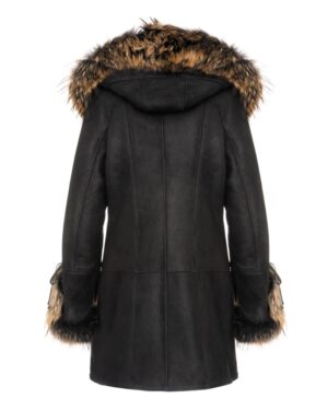 Czarny kożuch damski z kapturem, ozdobiony futrzanym wykończeniem przy rękawach i kołnierzu