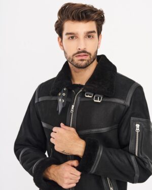 Kożuch męski w czarnym kolorze z futrzanym kołnierzem i regulowanym zapięciem na klamrę