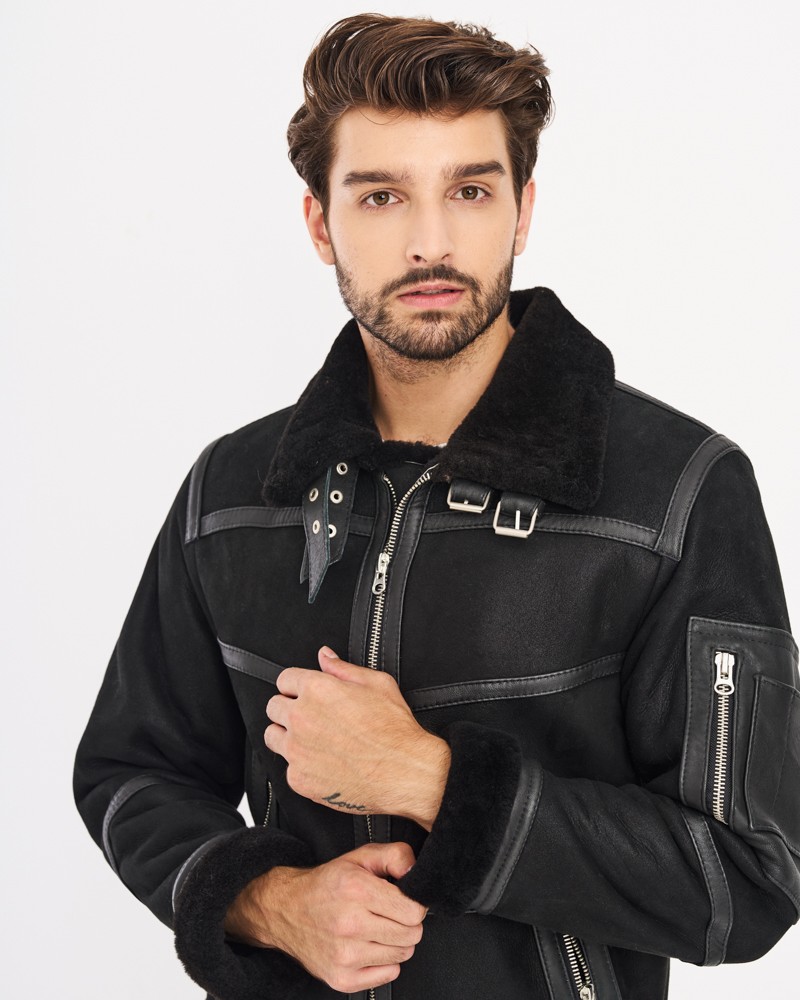 Kożuch męski w czarnym kolorze z futrzanym kołnierzem i regulowanym zapięciem na klamrę