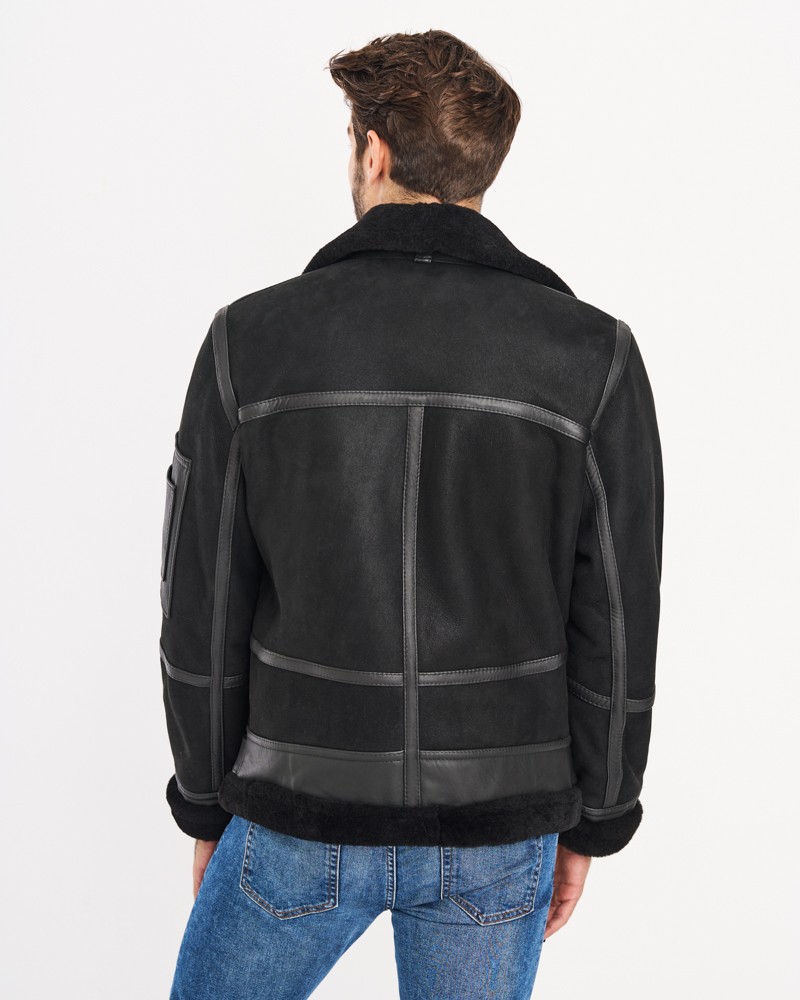 Kożuch męski w czarnym kolorze z miękkim kołnierzem i skórzanym wykończeniem na rękawach