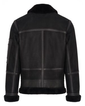 Czarny kożuch męski z futrzanym kołnierzem i skórzanymi detalami na rękawach