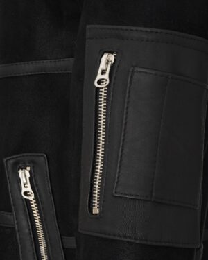 czarny kożuch męski z ozdobnymi zamkami i kieszeniami na rękawach