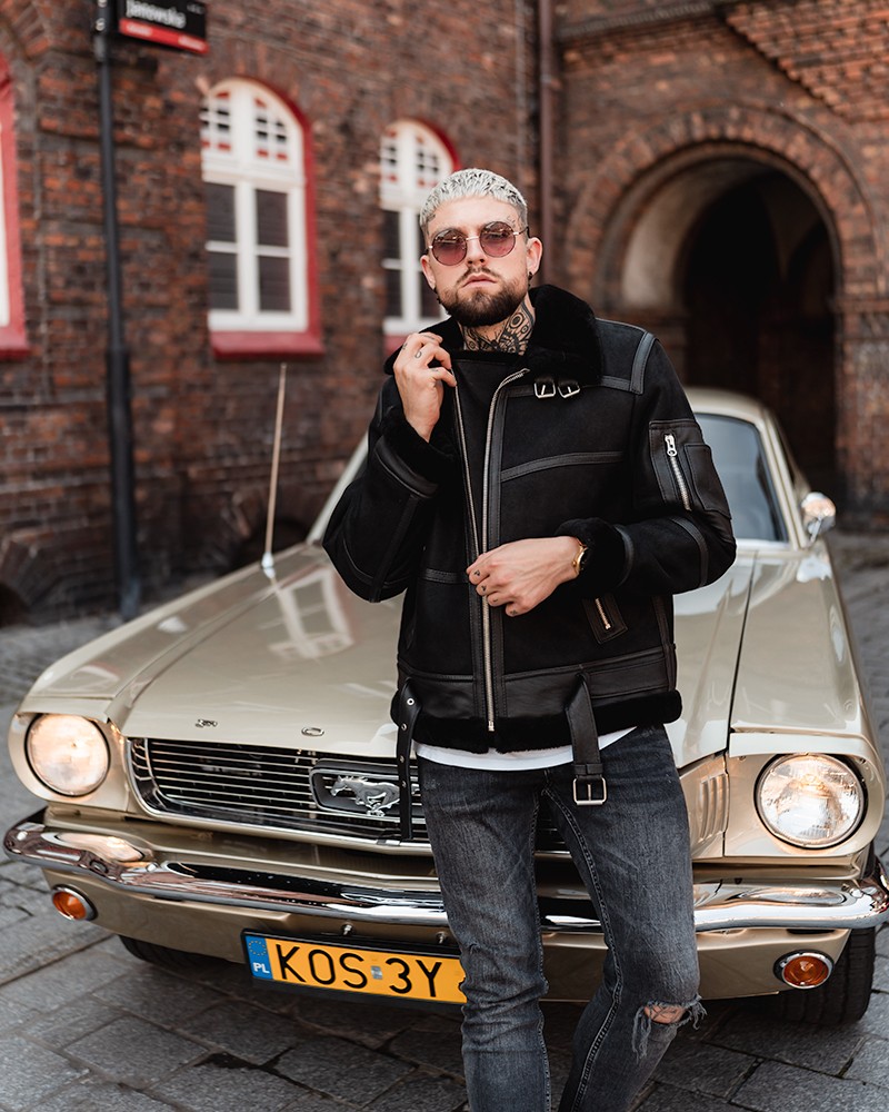 Kożuch męski w kolorze czarnym z futrzanym kołnierzem i zapięciem na zamek oraz paskiem w talii