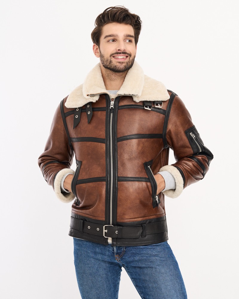 Kożuch męski w brązowym kolorze z futrzanym kołnierzem i paskiem w talii