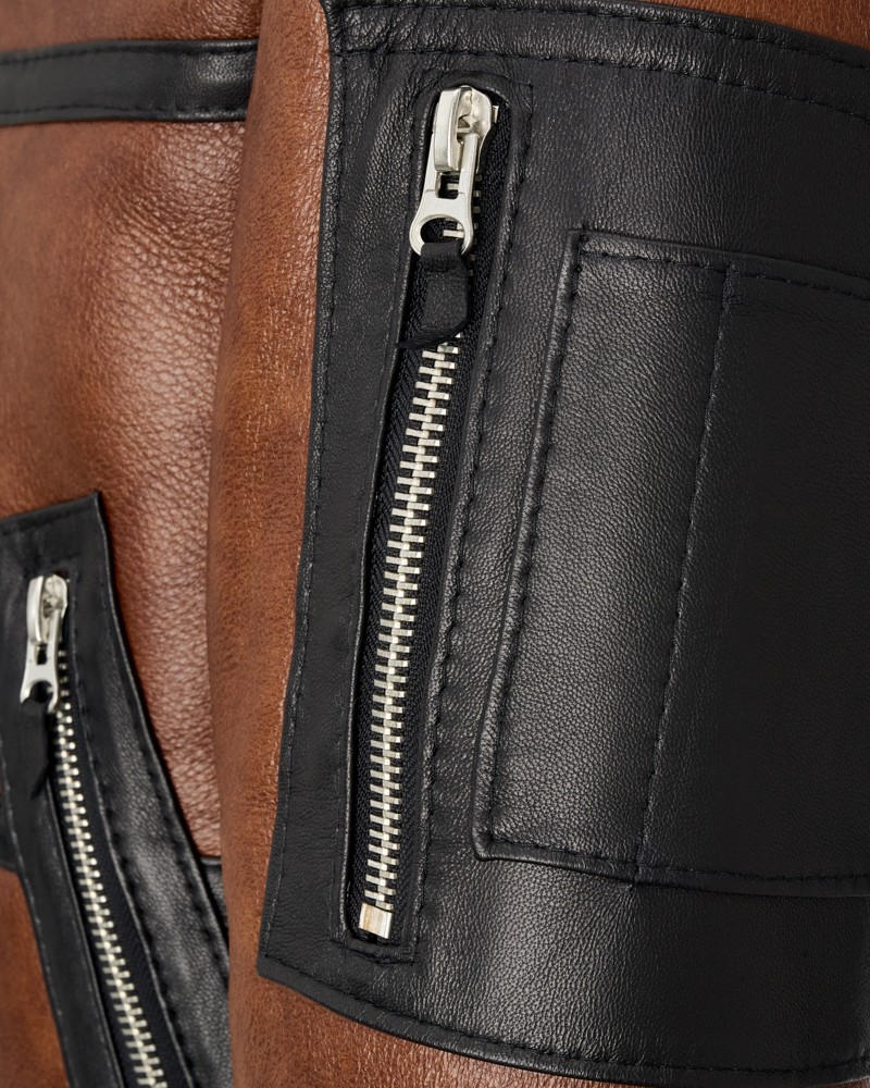 Kożuch męski z czarnymi detalami i zamkami błyskawicznymi na rękawach