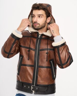 Kożuch męski w brązowym kolorze z kapturem i czarnymi akcentami, zapinana na zamek z paskiem w talii