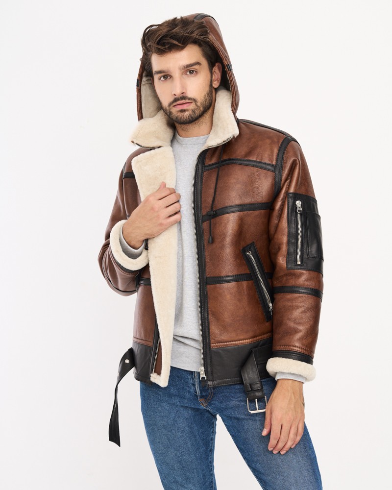 Kożuch męski w brązowym kolorze z futrzanym kołnierzem i kapturem, z dodatkowymi zamkami i paskiem