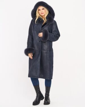 Kożuch damski w ciemnoniebieskim kolorze z kapturem i futrzanymi mankietami, klasyczny krój i guziki