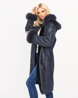 Kożuch damski w ciemnoniebieskim kolorze z futrzanym kołnierzem i mankietami, długi krój, elegancki styl