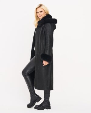 Czarny kożuch damski z kapturem i futrzanymi mankietami, długi krój idealny na zimowe dni